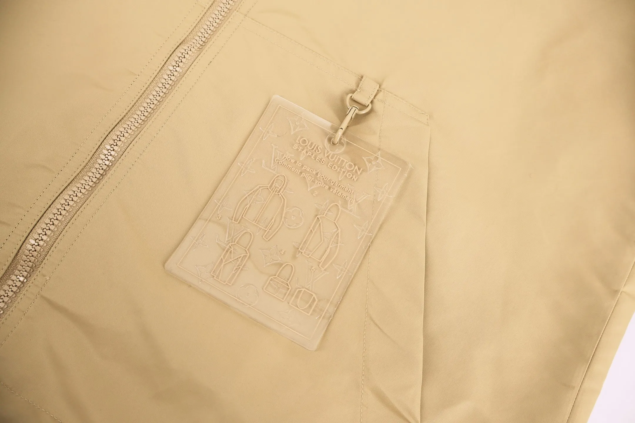 🅿️700 1v full-print double-sided windbreaker jacket (khaki color) original purchase 22600 This fabric is custom-woven with 50D imported full-gloss nylon yarn jacquard machine with 0.2*0.2 plaid and original plate. 100 mercerized fabric is used inside, which is expensive. Jacquard alignment technology is used. The whole garment has 36 pieces. It is very difficult to sew. All hardware is fully molded and customized. All patterns in the garment are fully aligned. The inside uses very complicated back and forth stitching to completely match the original. Size:46-48-50-52